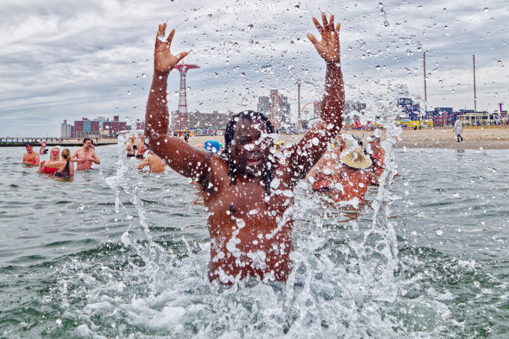 Coney-Island-Polar-Bear-Club-big-splash-2023-by-Jim-McDonnell.