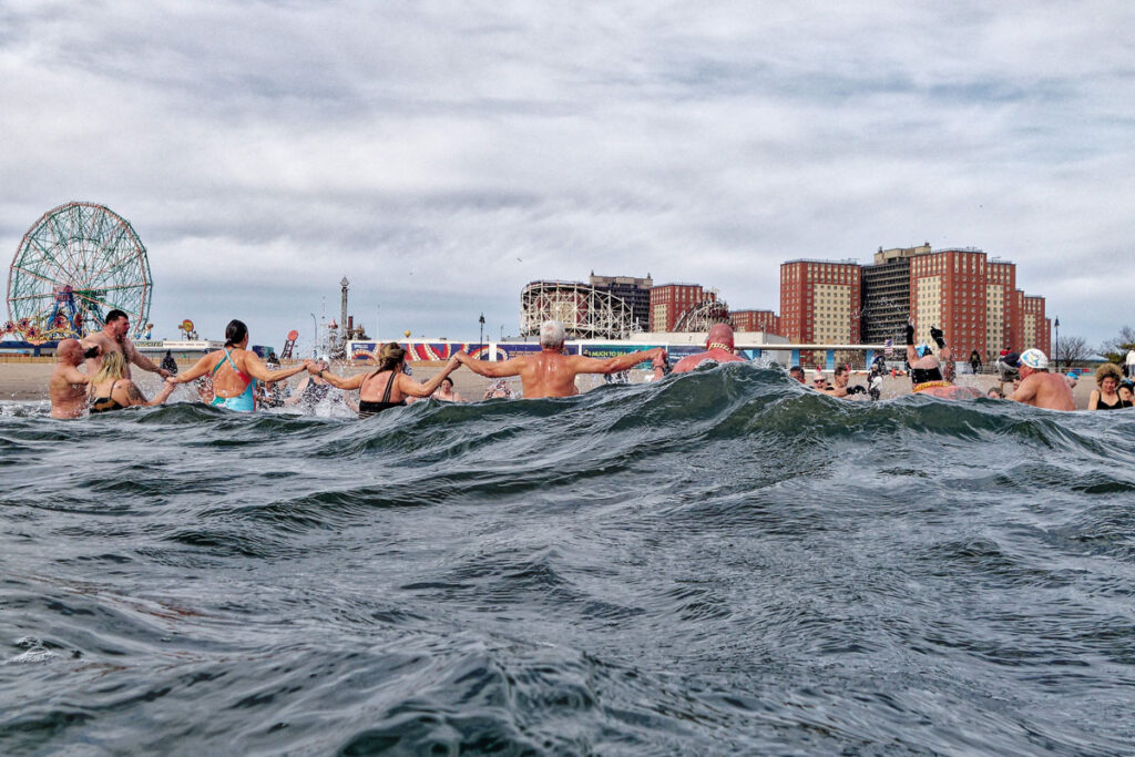 Coney-Island-Polar-Bear-Club-weekly-swim-circle-to-dunk-together-2023-by-Jim-McDonnell.